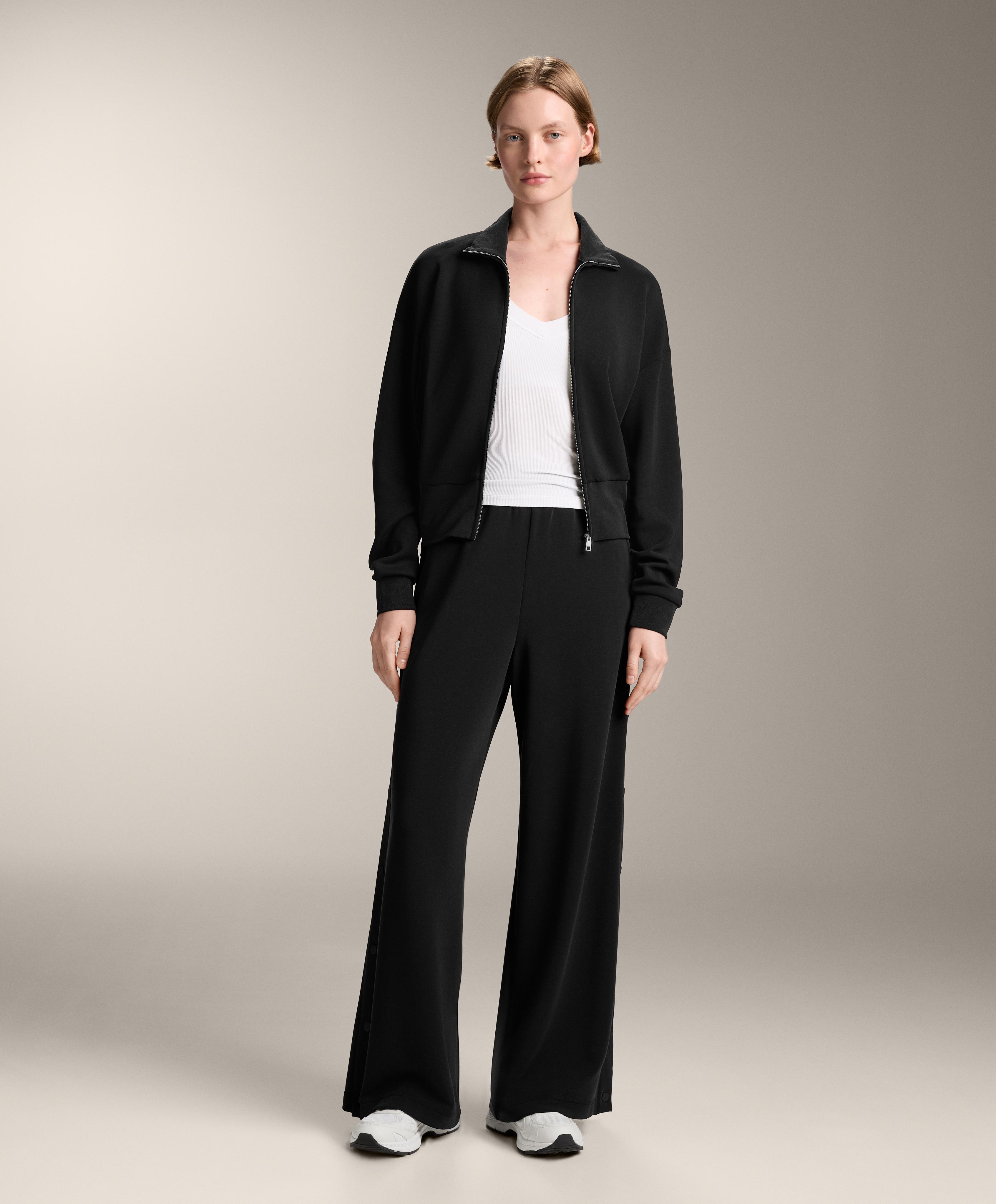 Straight total look with black modal buttons
