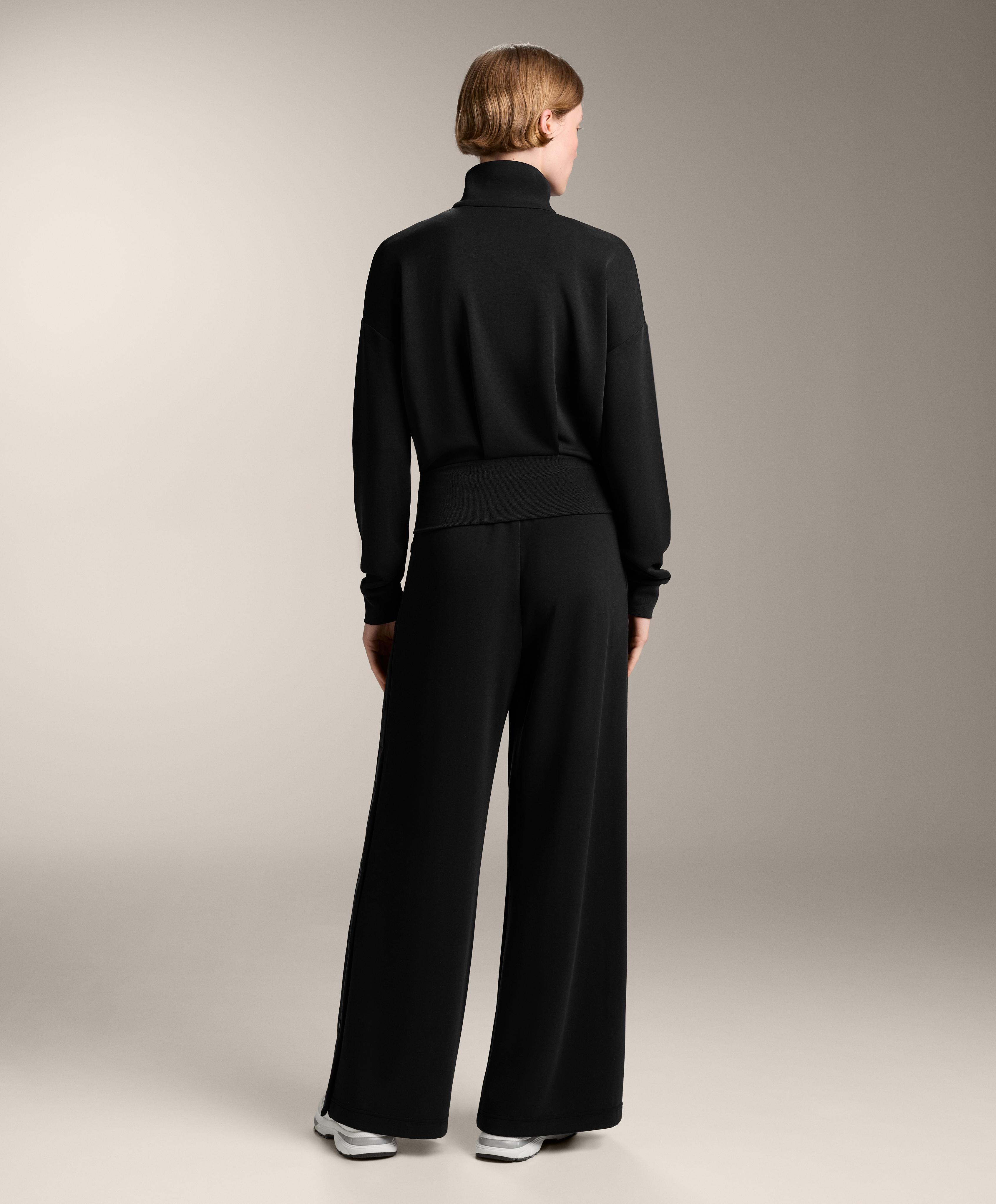 Straight total look with black modal buttons