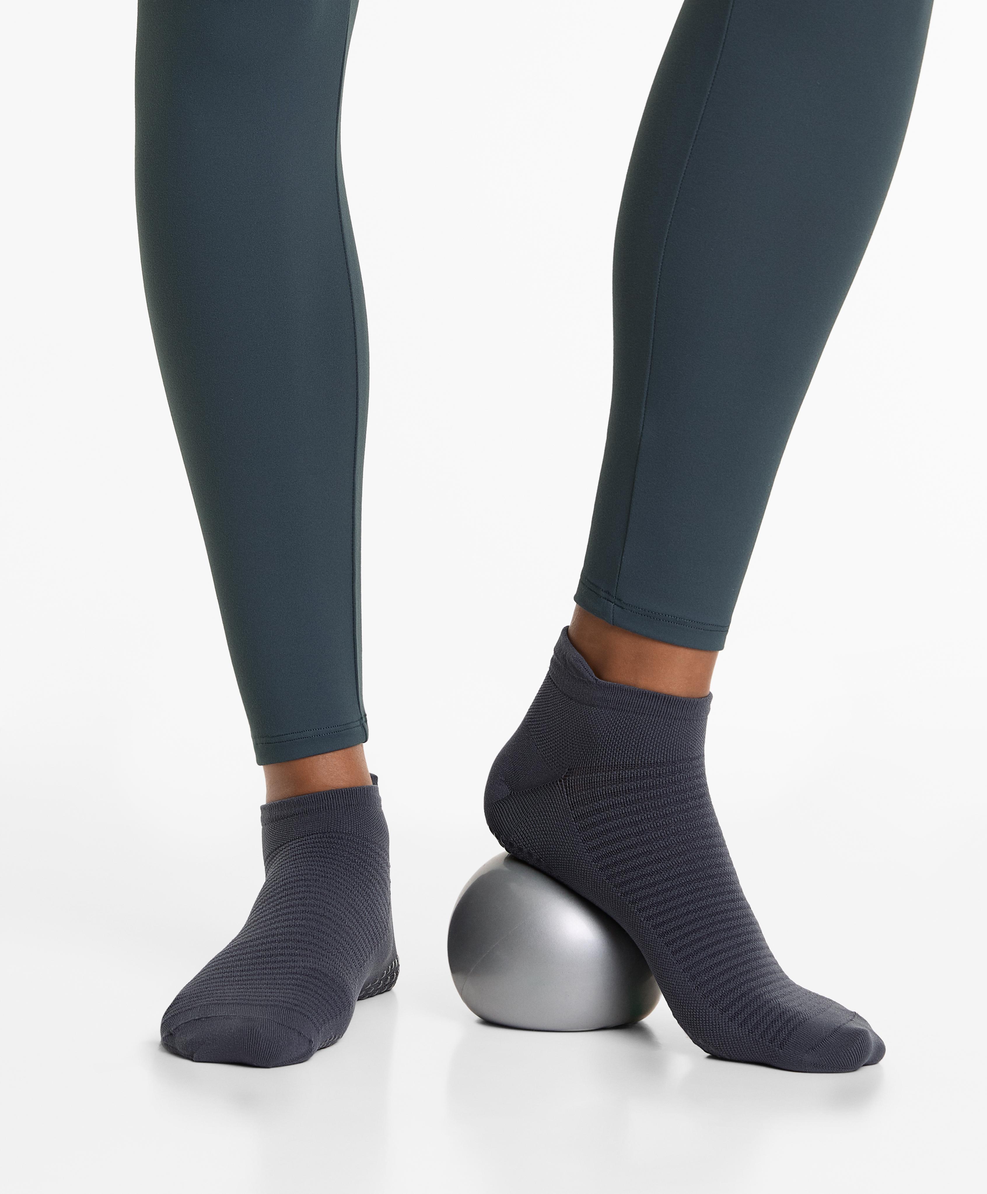 2 pairs of polyamide blend yoga and Pilates sneaker socks