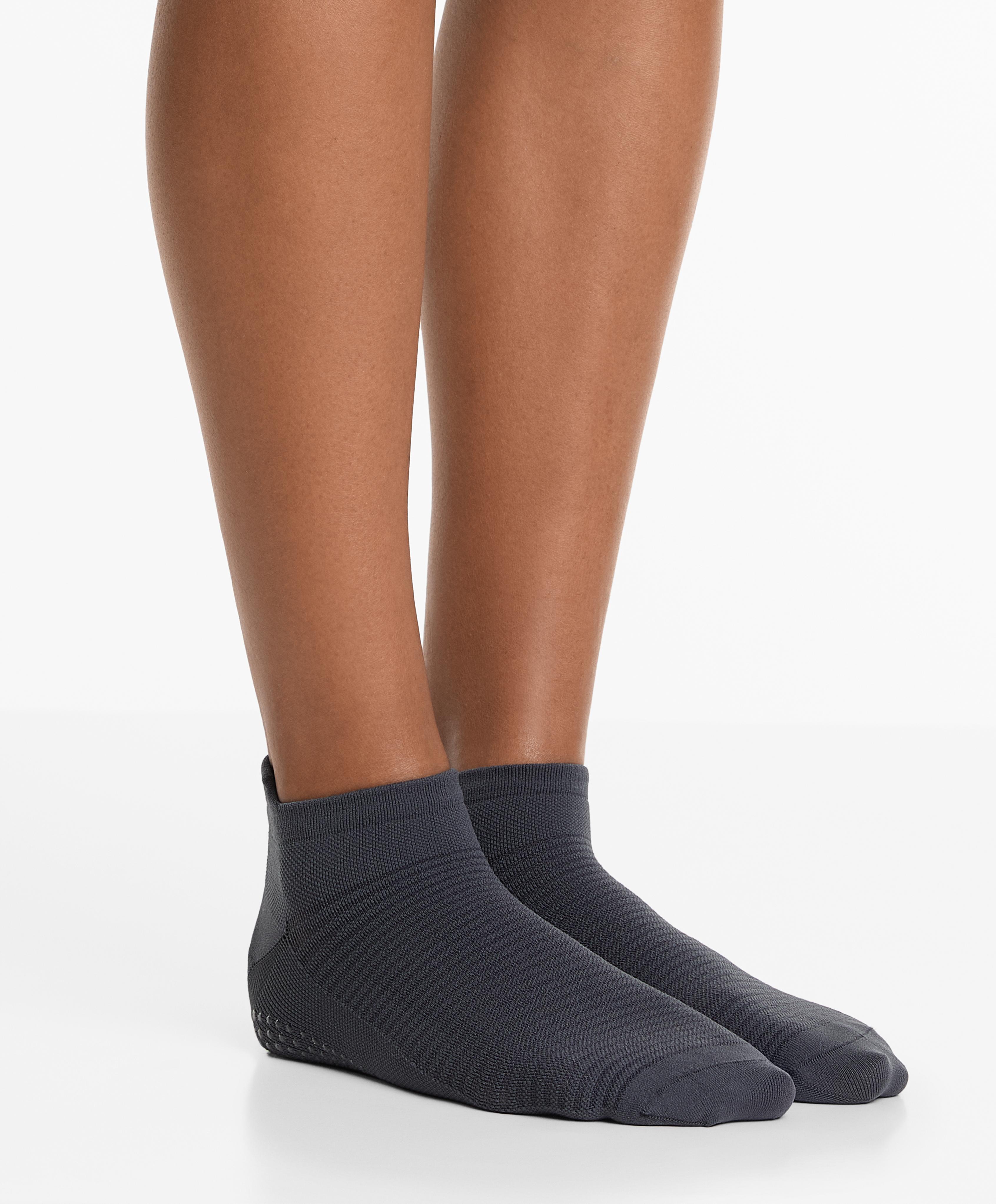 2 pairs of polyamide blend yoga and Pilates sneaker socks