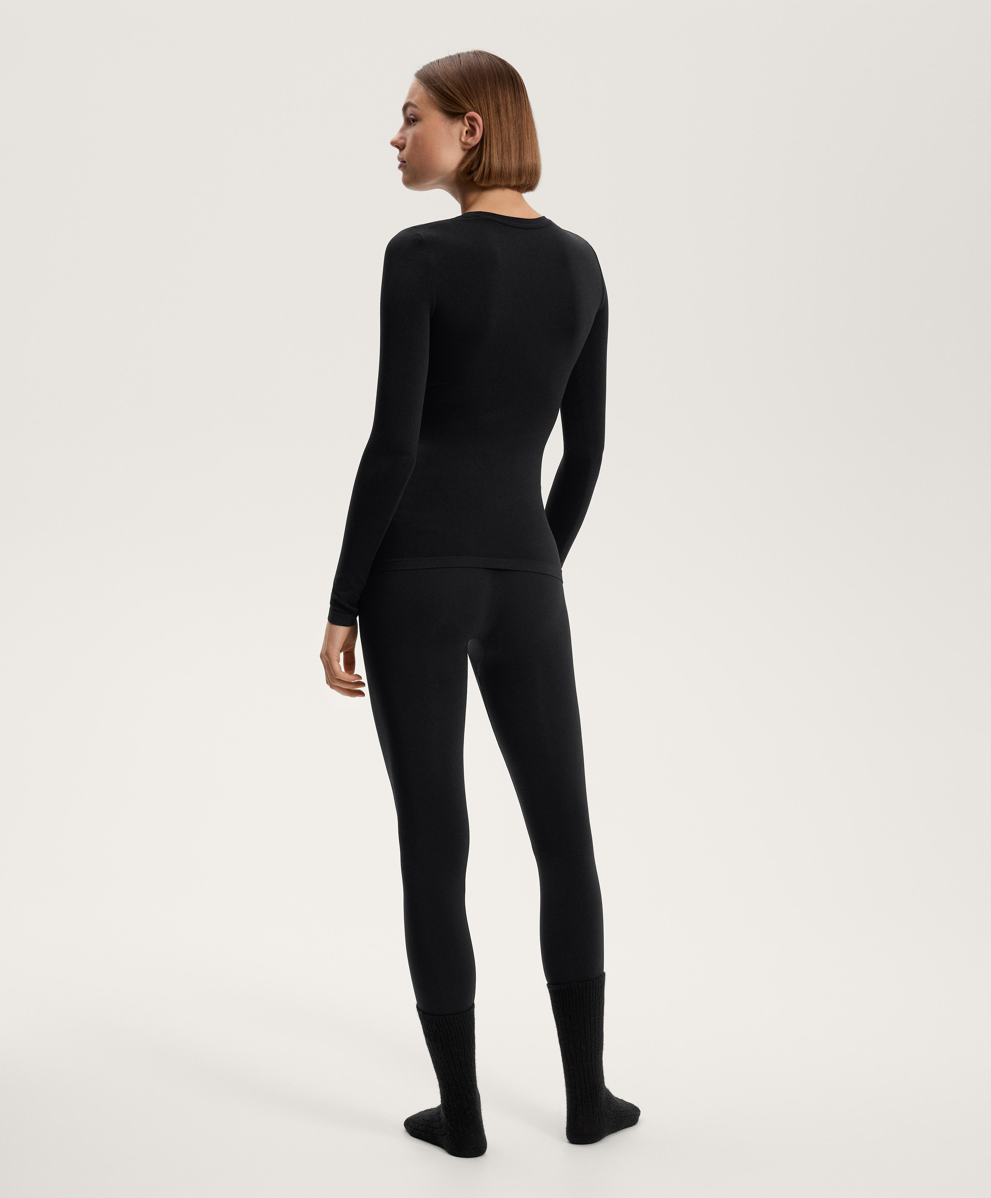 Seamless black base layer total look