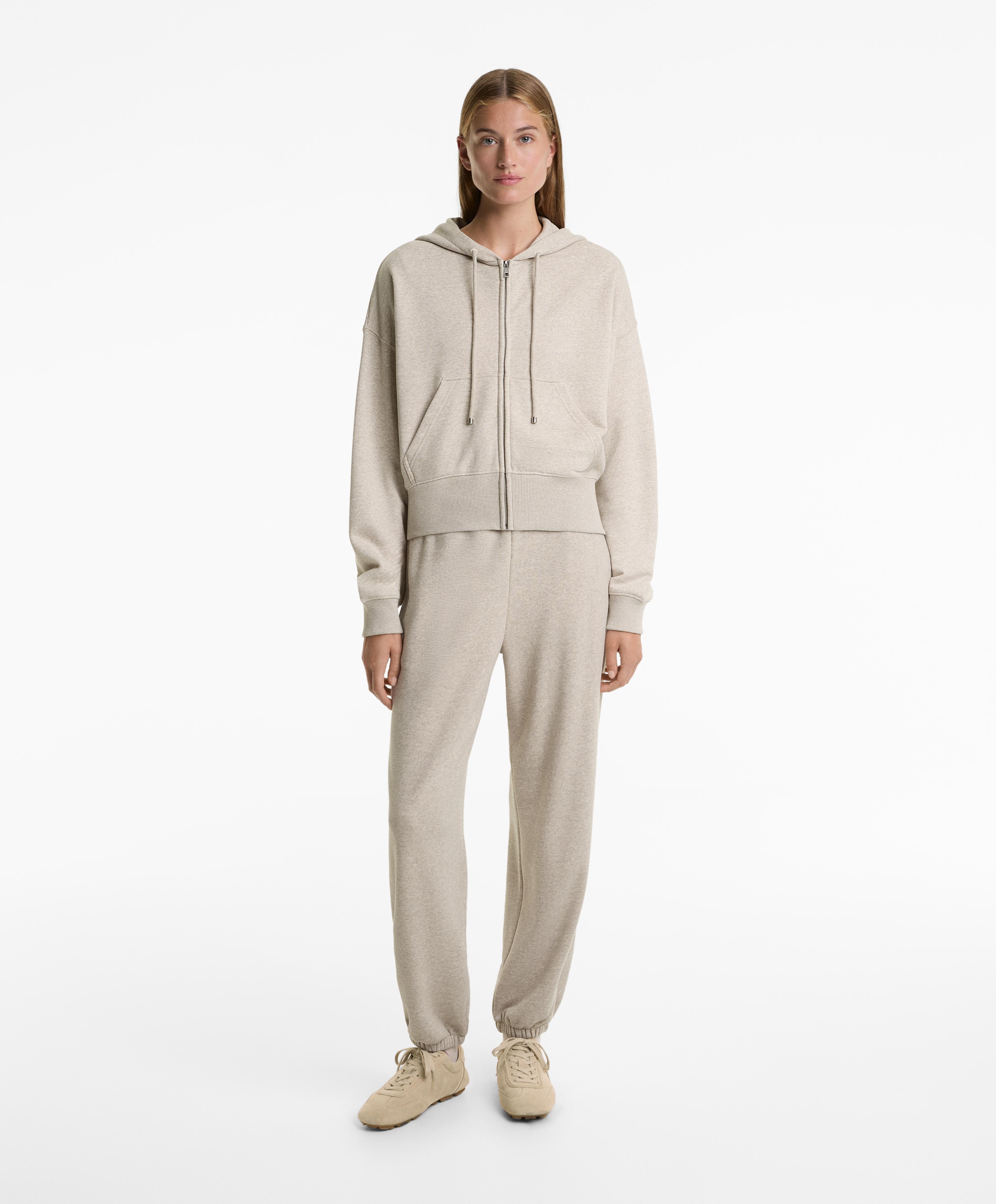 Relaxed grey jogger total look