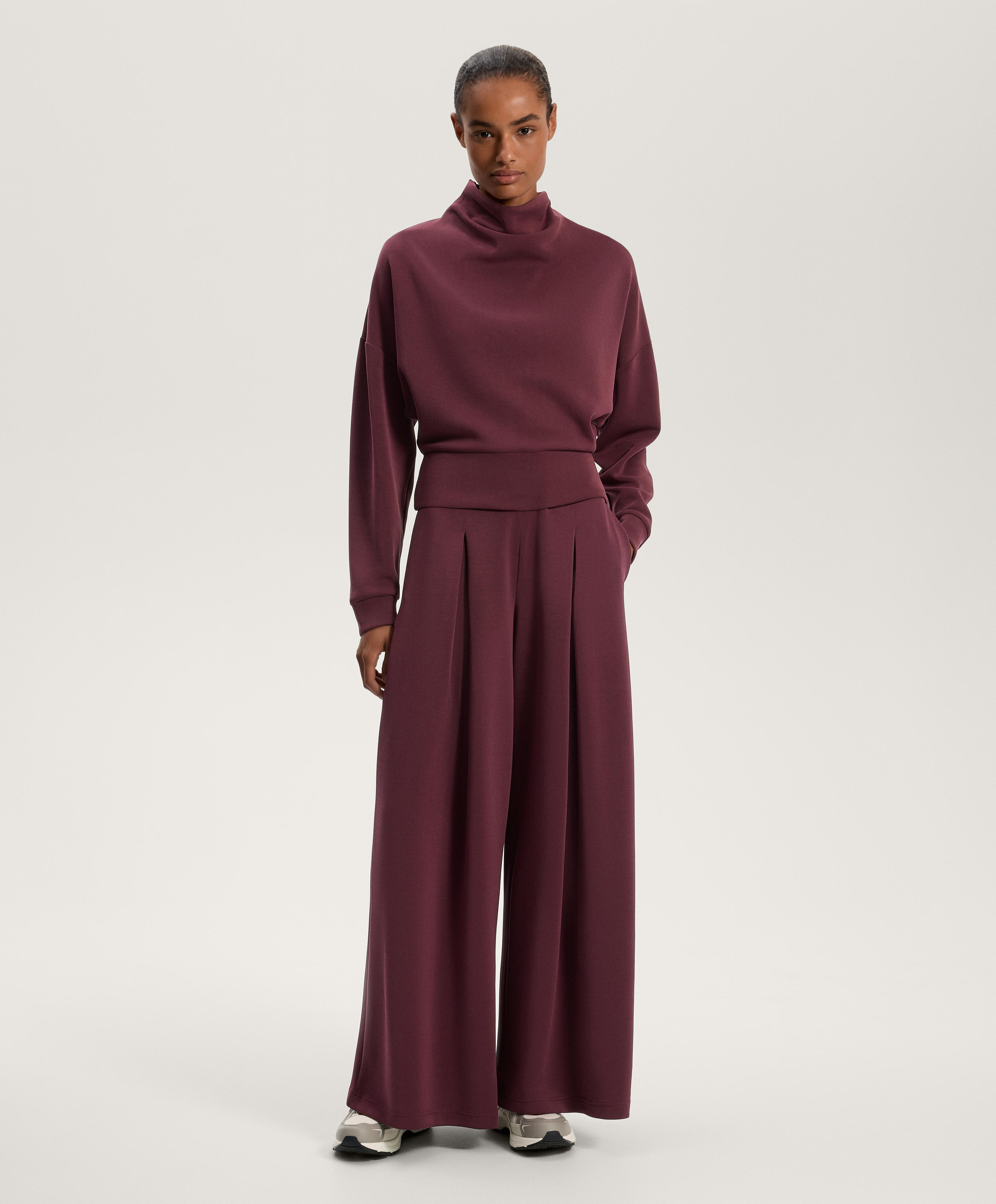 Wide front pleat total look with burundy modal