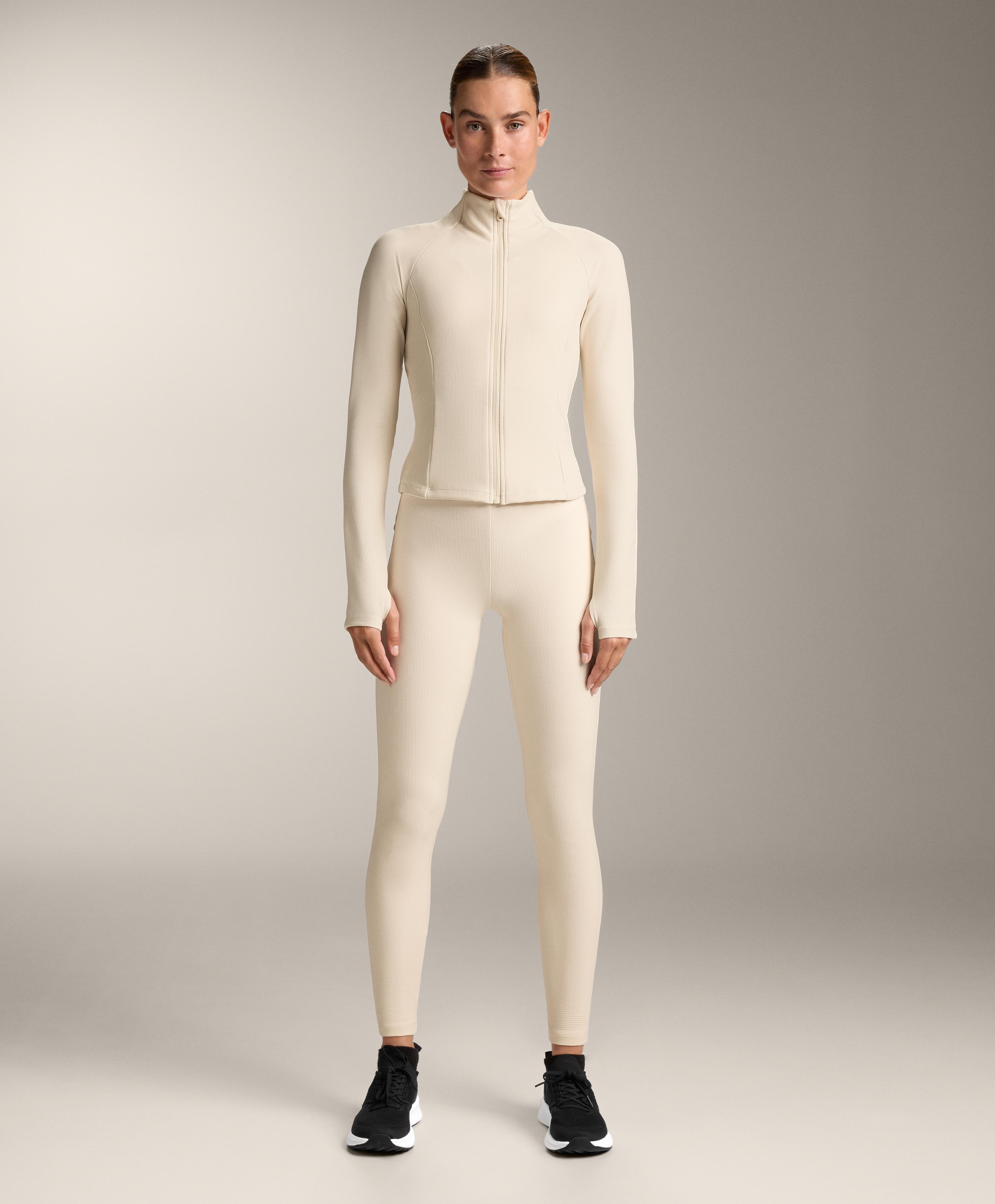 Total look running light warm Waffle ecru with high-rise leggings